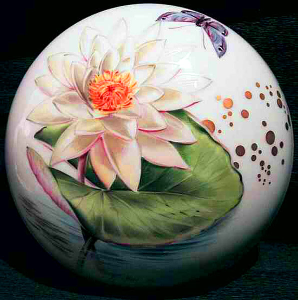 Blume auf Porzellan-Kugel