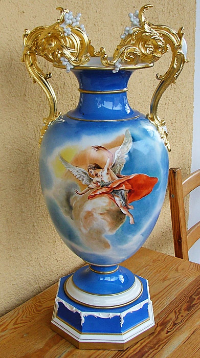 Engel auf Vase